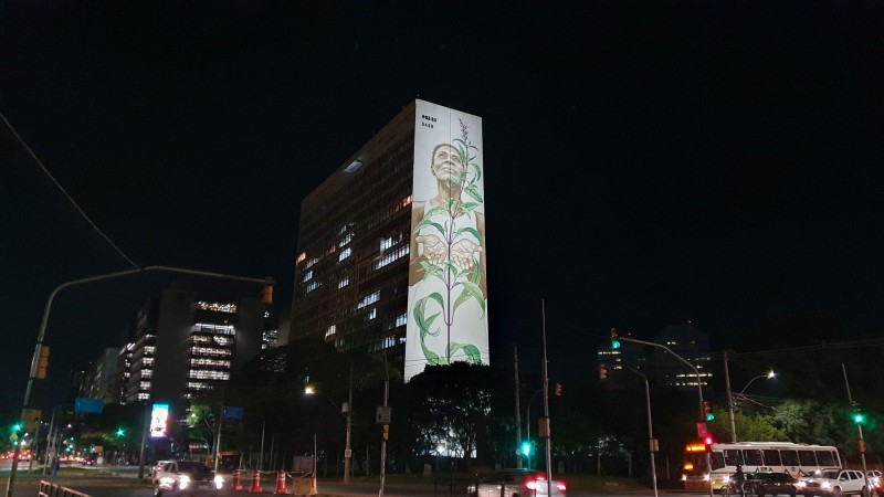 Mural a céu aberto está visível também durante a noite